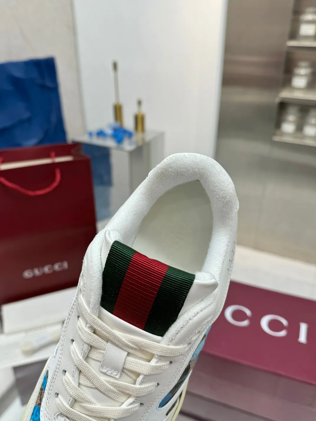 Men's Men's Shoes 💰640 Gucci Gucci's latest hot-selling series of high and low-top distressed couple sneakers are shipped. The originals are purchased, developed and manufactured. This high-low top sneaker adopts a basketball-style silhouette design, cleverly integrated with hollow panels and distressed effects, showing its unique ingenuity. The ingenuity incorporates brand logo details such as interlocking Double G styling accessories and Gucci lettering, a low-key tribute to the brand's design heritage.  ▪️ Fabric: Original customized imported first-layer cowhide ▪️ Lining: Sweat-absorbent and deodorant towel lining ▪️ Sole: Original molded TPU sole ▪️ Sole thickness: 3cm ▪️ Size: Male 39-46 (Male 38 46 customized)